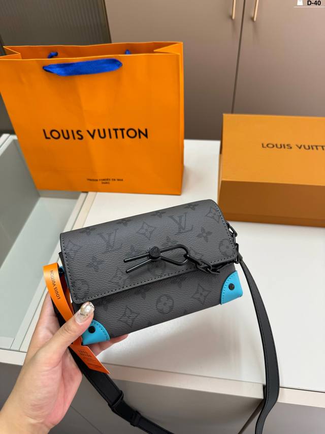 Lv方盒子包今年最好看的一只包男女通吃 Lv的这只软盒子mini Soft Trunk 真是lv今年最时髦的小包了吧! D-40尺寸17.6.12折叠盒 Lv方盒子包今年最好看的一只包男女通吃 Lv的这只软盒子mini Soft Trunk 真是lv今年最时髦的小包了吧! D-40尺寸17.6.12折叠盒