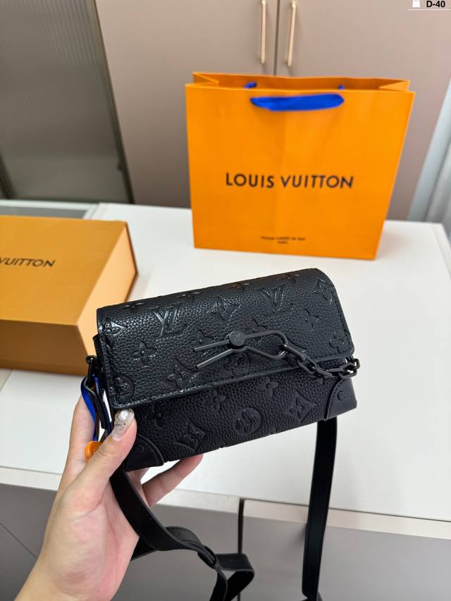 Lv方盒子包今年最好看的一只包男女通吃 Lv的这只软盒子mini Soft Trunk 真是lv今年最时髦的小包了吧! D-40尺寸17.6.12折叠盒 Lv方盒子包今年最好看的一只包男女通吃 Lv的这只软盒子mini Soft Trunk 真是lv今年最时髦的小包了吧! D-40尺寸17.6.12折叠盒