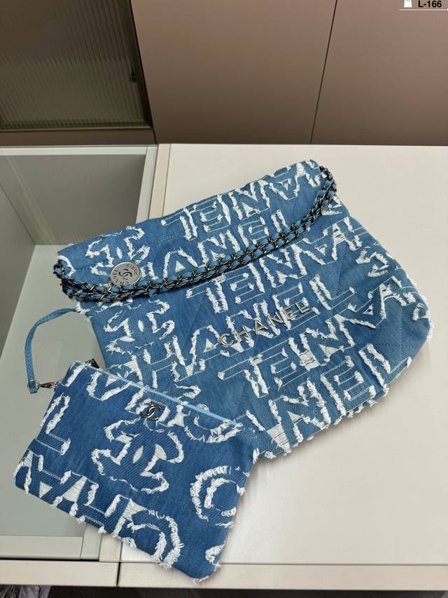 Chanel香奈儿牛仔垃圾袋 Chanel 22Bag这颜值太能打了◎能装又好看,随性软塌塌的质感背起来超有范儿! L-166尺寸29.8.31配盒 Chanel香奈儿牛仔垃圾袋 Chanel 22Bag这颜值太能打了◎能装又好看,随性软塌塌的质感背起来超有范儿! L-166尺寸29.8.31配盒