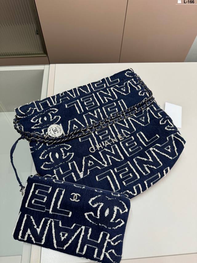 Chanel香奈儿牛仔垃圾袋 Chanel 22Bag这颜值太能打了◎能装又好看，随性软塌塌的质感背起来超有范儿！ L-166尺寸29.8.31配盒