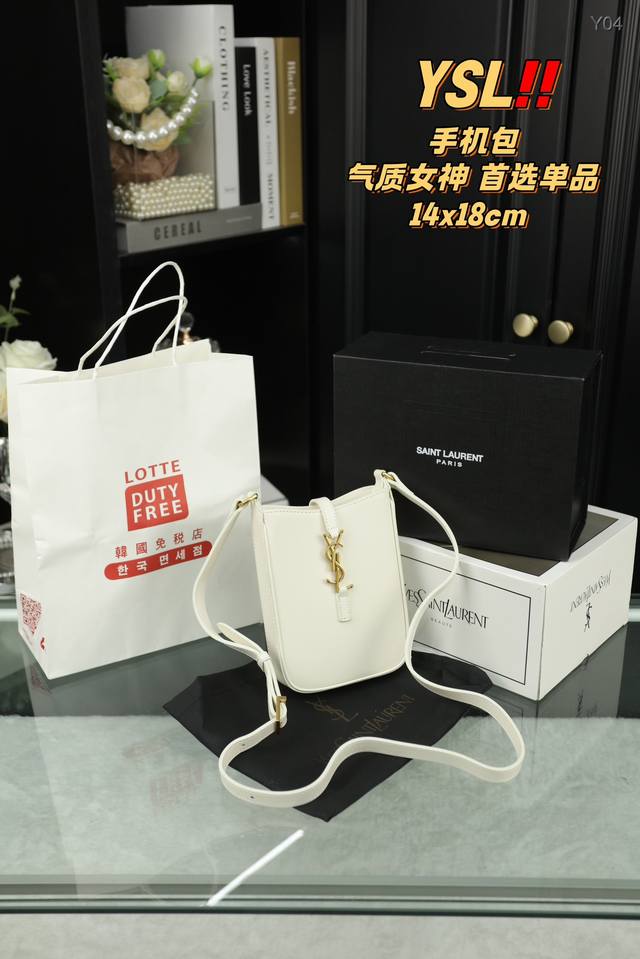 配全套礼盒 Ysl圣罗兰 手机包 墙裂推荐这款迷你手机包 对于览包无数的时髦精 安利这种设计精致小巧 轻松凹造型 极简外形十金属logo扣开合设计 实用又时髦