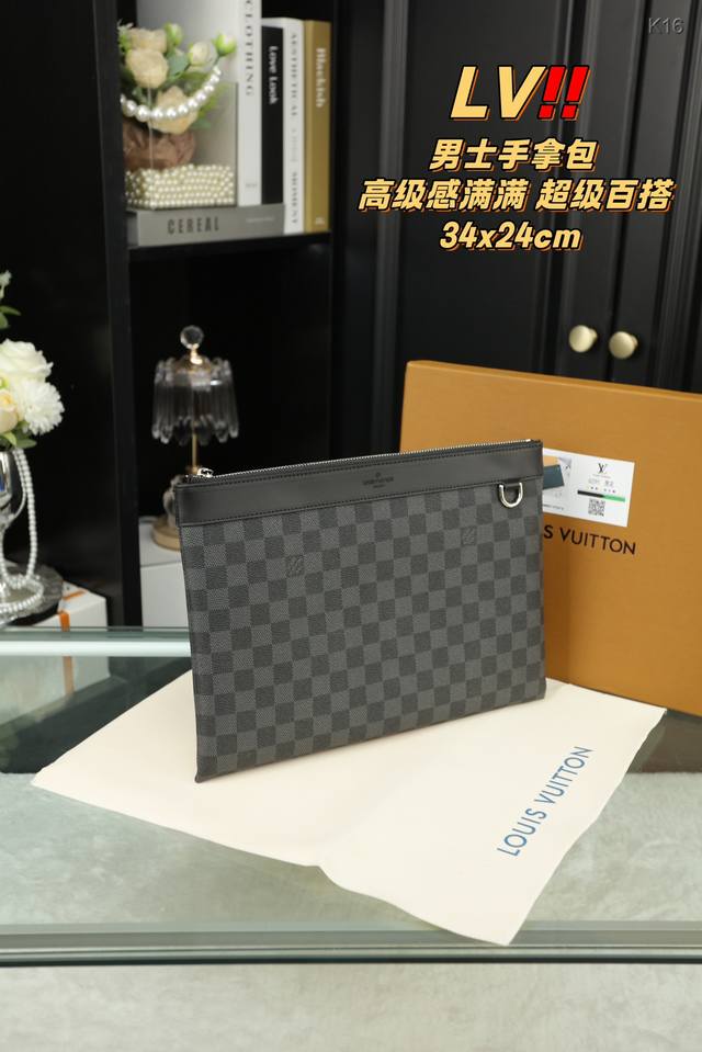 配盒 Lv 男士手拿包 可以斜挎可以手提 容量也很大,文件,电脑都可以放 黑色百搭,经典 材质非常耐磨 商务男士的首选 尺寸34.24 配盒 Lv 男士手拿包 可以斜挎可以手提 容量也很大,文件,电脑都可以放 黑色百搭,经典 材质非常耐磨 商务男士的首选 尺寸34.24