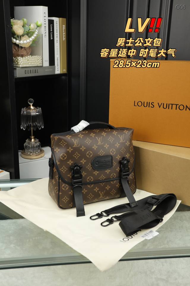 配全套礼盒 Lv 男士公文包 顶级原单 超高品质 格调满满，自带一股低调沉稳儒雅的气息！ 版型挺阔，很有型！越用越有沉淀的味道！ 更加低调、沉稳！！ 可单肩可斜