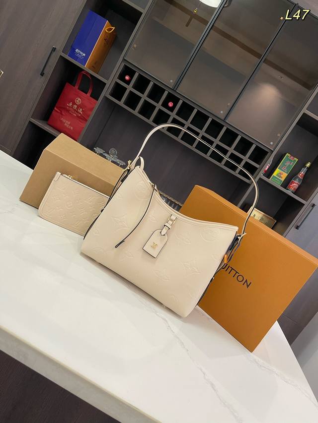 折叠礼盒飞机盒 Size：29*23Cm Lv Carryall 新款通勤包颜值实用 Carryall V7月新款，可斜挎、单肩。容量保证，敞口磁铁吸内扣取放平