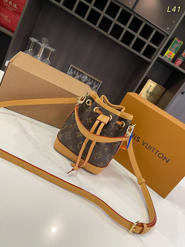 钢五金 折叠礼盒飞机盒 Size：13*16Cm Lv 新款 Nano Noe 小水桶 芯片版 这只小可爱真的太心水啦 包型太经典啦但是谁能拒绝这样迷你滴尺寸又