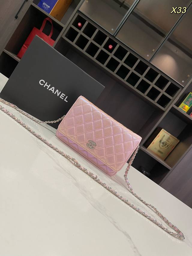 折叠礼盒 Size：20Cm 香奈儿 Chanel 人鱼姬 镭射渐变 发财包 还没上新时候就一眼看中了，颜色很特别，渐变金属粉。链条很美很有分量！容量很大 背在
