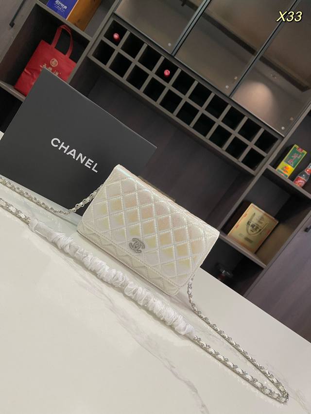 折叠礼盒 Size：20Cm 香奈儿 Chanel 人鱼姬 镭射渐变 发财包 还没上新时候就一眼看中了，颜色很特别，渐变金属粉。链条很美很有分量！容量很大 背在