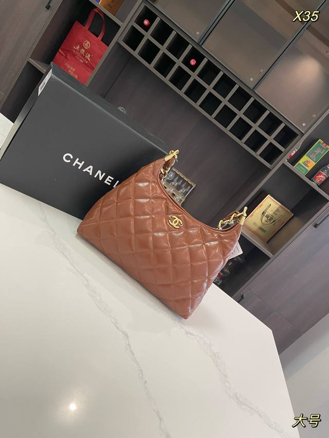 折叠礼盒 Size：20*22Cm 32*26Cm 香奈儿 Chanel 24A Hobo 复古手袋 超级复古摩登， 实物手感油蜡皮赞 小香最新的新品哦！