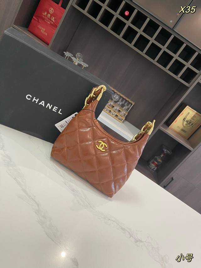 折叠礼盒 Size：20*22Cm 32*26Cm 香奈儿 Chanel 24A Hobo 复古手袋 超级复古摩登， 实物手感油蜡皮赞 小香最新的新品哦！