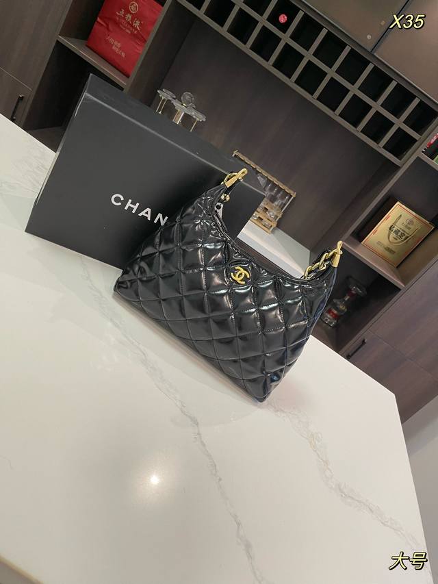 折叠礼盒 Size：20*22Cm 32*26Cm 香奈儿 Chanel 24A Hobo 复古手袋 超级复古摩登， 实物手感油蜡皮赞 小香最新的新品哦！
