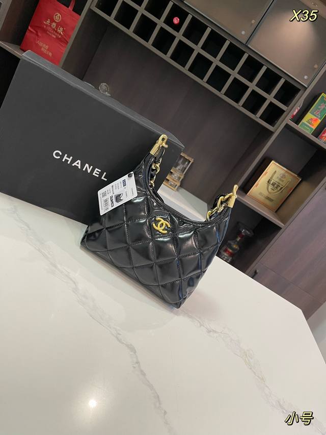 折叠礼盒 Size：20*22Cm 32*26Cm 香奈儿 Chanel 24A Hobo 复古手袋 超级复古摩登， 实物手感油蜡皮赞 小香最新的新品哦！