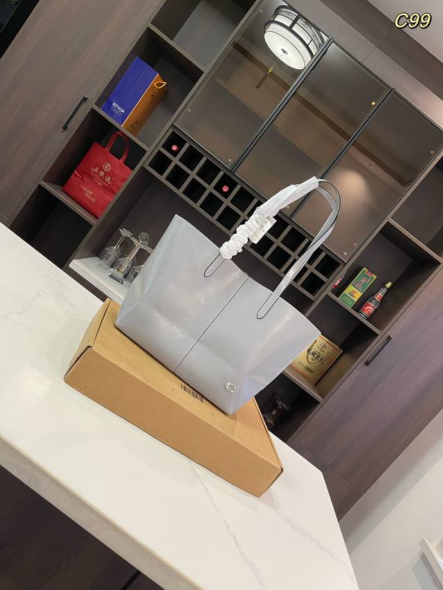 飞机盒 Size：32*28Cm 蔻驰 Coach 简约大托特 North Coach又上新啦。 夏日慵懒感大包 托特包 推荐当属 Nomad Tote32 啦