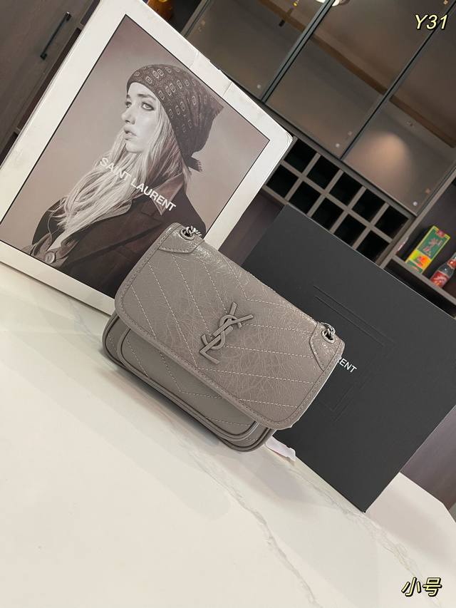 折叠礼盒飞机盒 Size：20*15Cm 25*22Cm 圣罗兰 Ysl Niki 邮差包 非常特别，低调的有些酷，背起来特别的能体现时髦 个性 帅气女人的魅力