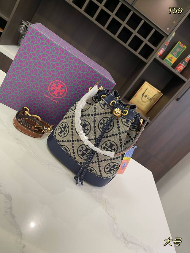 折叠礼盒 Size：18*14Cm 22*21Cm Tb 托里伯奇 水桶包 单肩包 超级洋气的一款 无须质疑 24Cc专柜爆款就是它 托里 伯奇 Tory Bu