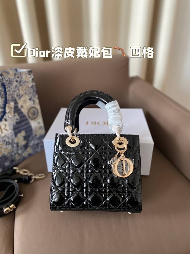 漆皮戴妃包 四格 戴妃一直都是优雅的代名词 既高颜值又值得入手的经典系 Minisize特别适合各路小仙女♀ 上身非常有质感 给人气质温婉的感觉 并且 可以承包