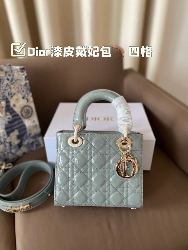 漆皮戴妃包 四格 戴妃一直都是优雅的代名词 既高颜值又值得入手的经典系 Minisize特别适合各路小仙女♀ 上身非常有质感 给人气质温婉的感觉 并且 可以承包