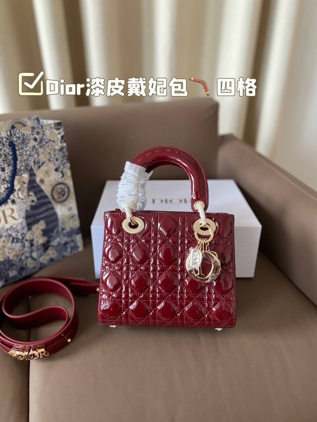 漆皮戴妃包 四格 戴妃一直都是优雅的代名词 既高颜值又值得入手的经典系 Minisize特别适合各路小仙女♀ 上身非常有质感 给人气质温婉的感觉 并且 可以承包