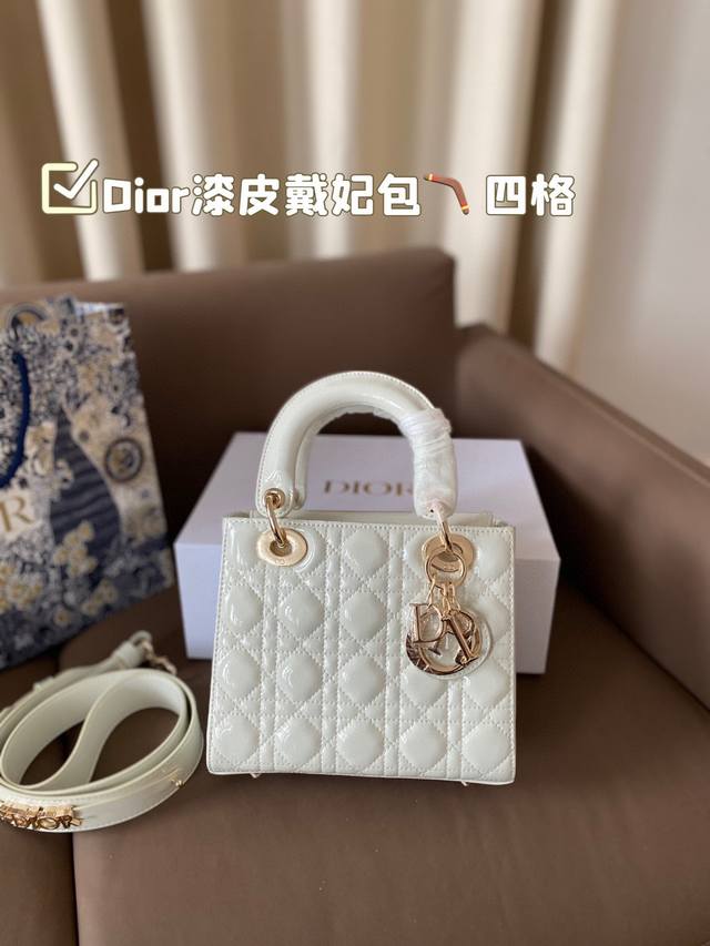 漆皮戴妃包 四格 戴妃一直都是优雅的代名词 既高颜值又值得入手的经典系 Minisize特别适合各路小仙女♀ 上身非常有质感 给人气质温婉的感觉 并且 可以承包