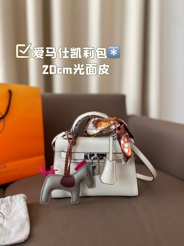 Hermes 爱马仕凯莉包～光面皮 H家永恒的经典. 凯莉包好随意搭配，不管怎么穿，随便一背都好看 而且一点都不挑人很显气质 ，原版五金logo，原版定制超有f