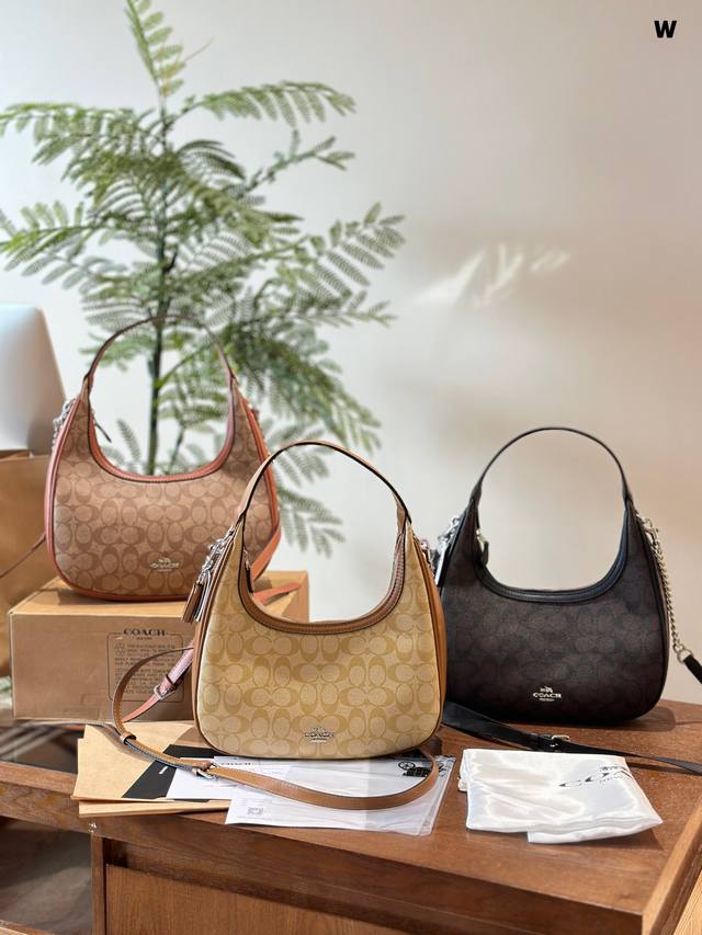 配盒 Size: 29 16Cm Coach新品又美出新高度了，这个小可爱, 简直不要太可爱了， 很适合春天配小裙子穿的包包