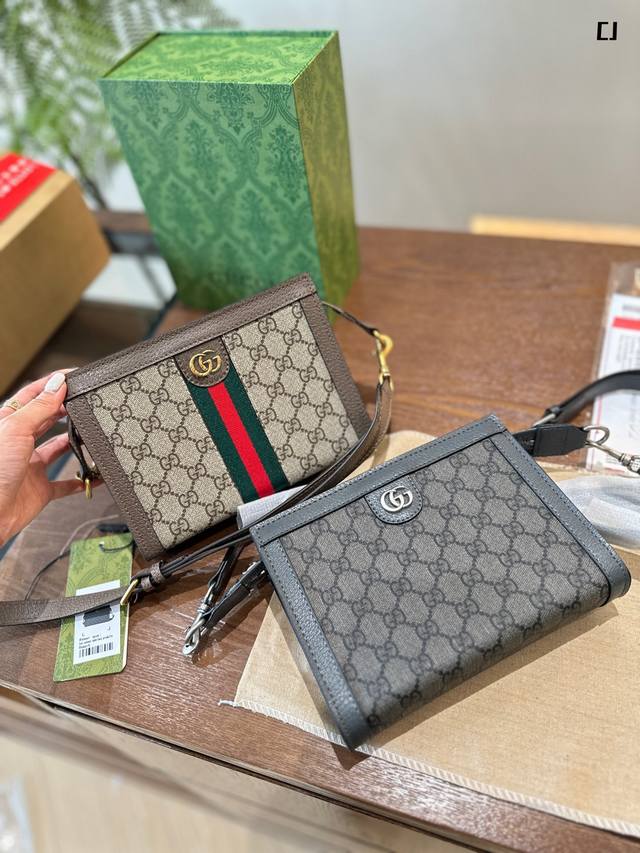 古驰男女两色可选斜挎包高颜值 #古驰#男女同款 [新 品] Ophidia 系列超迷你手袋。迷你斜挎包、公文包和托特包等甄选手袋以实用细节诠释焕新风尚。这款 O