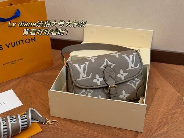 配折叠盒 Lv法棍包穿搭也太好看了吧 双肩带的配置复古的气质 带着时尚感搭配起来 毫不违和并且肩带可以分开使用四舍五入等于两个包包hhh并且这款融合了 尺寸:2 配折叠盒 Lv法棍包穿搭也太好看了吧 双肩带的配置复古的气质 带着时尚感搭配起来 毫不违和并且肩带可以分开使用四舍五入等于两个包包hhh并且这款融合了 尺寸:2