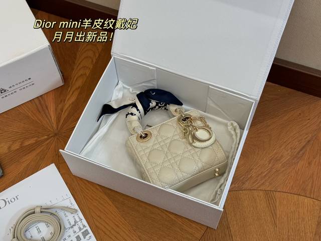 配盒 Size:13*11Cm 迪奥mini 戴妃 实在是太太太可爱啦! 手机装不下 只能装下可爱 配盒 Size:13*11Cm 迪奥mini 戴妃 实在是太太太可爱啦! 手机装不下 只能装下可爱