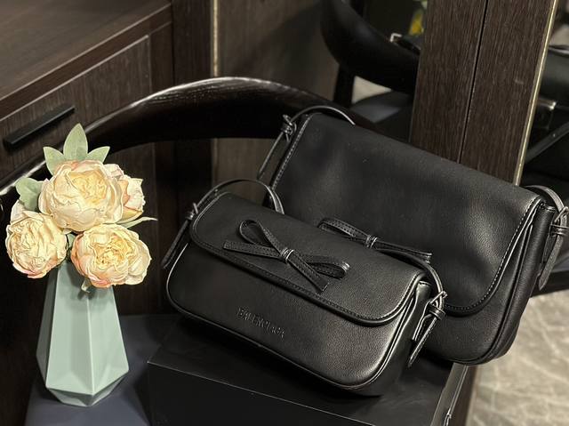 折叠礼盒 巴黎世家新款 斜挎包 柔软的包包 上身慵懒感立刻get 尺寸 27Cm 30Xm