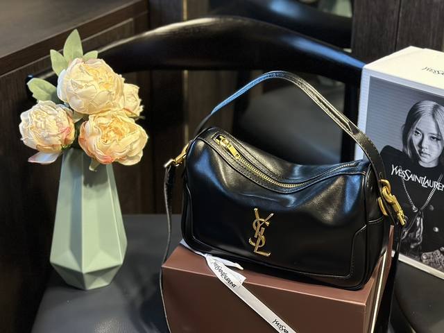原版皮 折叠礼盒 官网飞机箱 Ysl 设计感满满的吊床造型真的有被美到了推荐给大家 Camera Supple Bag_圣罗兰饭盒包 这款手袋是一款宽敞的肩包，
