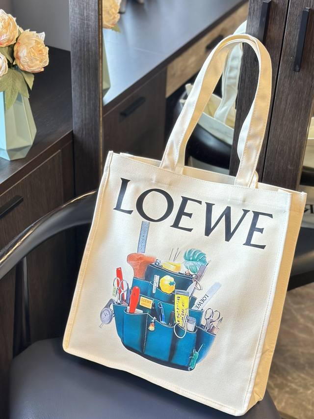 飞机盒包装 Loewe 罗意威 杨幂同款帆布单肩包. 喜欢这气场十足的包包 罗意威单肩斜挎 Loewe 秀场同款 简简单单的柔软廓形包身 尺寸38*12*40C
