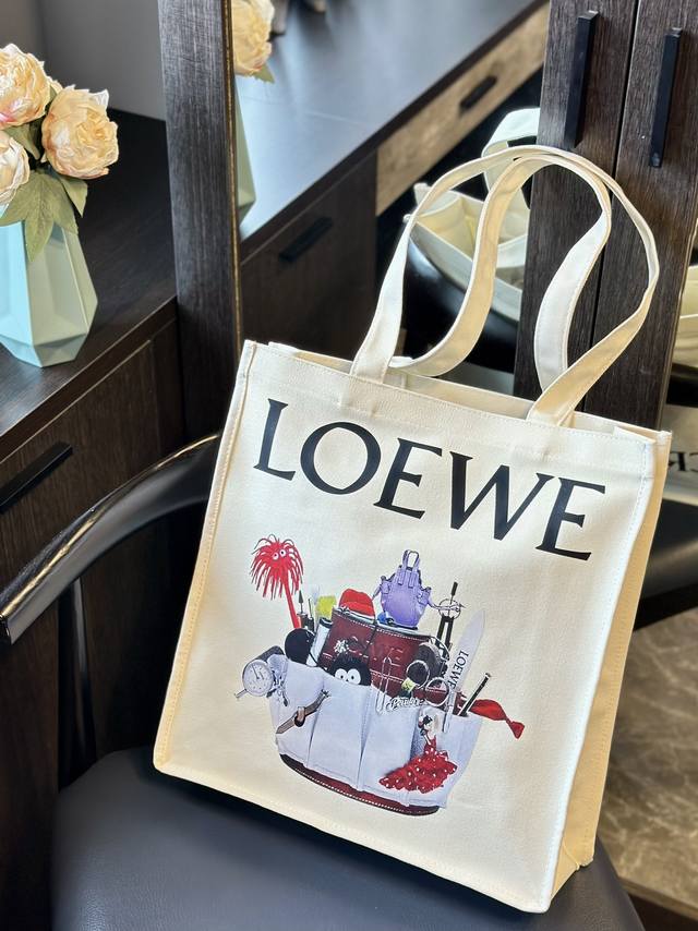飞机盒包装 Loewe 罗意威 杨幂同款帆布单肩包. 喜欢这气场十足的包包 罗意威单肩斜挎 Loewe 秀场同款 简简单单的柔软廓形包身 尺寸38*12*40C
