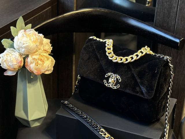 折叠礼盒 Chanel 19 新品绝美丝绒 最近好多明星都在背chanel 19 丝绒 这款包是由老佛爷karl Lagerfeld和chanel现任创意总监v