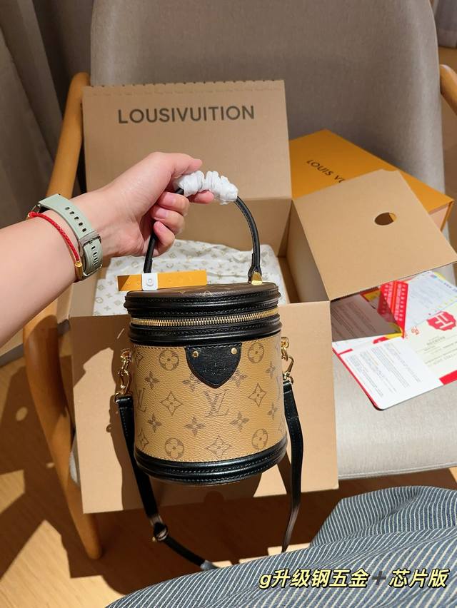 升级钢五金芯片版 Lv路易威登 发财桶饭桶包 尺寸15×17×15 礼盒包装飞机箱 升级钢五金芯片版 Lv路易威登 发财桶饭桶包 尺寸15×17×15 礼盒包装飞机箱