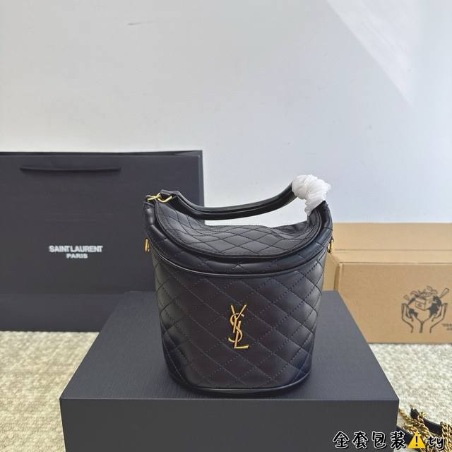 全套包装 2024圣罗兰gaby Mini Bucket Gaby系列 新推出的发水桶包真的是太爱了超级特别的水桶包设计，包型圆润而挺括，顶部饰有小翻盖开合，私