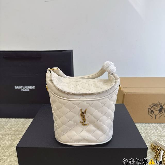 全套包装 2024圣罗兰gaby Mini Bucket Gaby系列 新推出的发水桶包真的是太爱了超级特别的水桶包设计，包型圆润而挺括，顶部饰有小翻盖开合，私