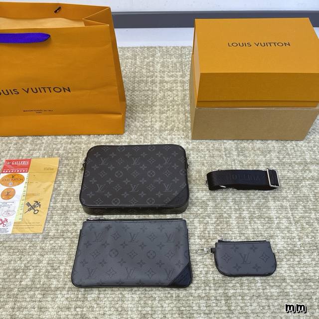 全套包装 非常难得的是，这一季三合一又出了男士款！而且是黑色老花与反色黑老花的拼接，黑老花迷肯定是控制不住了！男款三合一的包包各个部分都可以拆解，随意组合搭配。