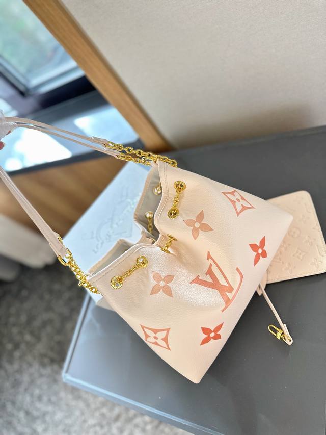 折叠礼盒包装 Size:28 20Cm Lv Bundle 新品 云朵水桶包 又香又好背! 原版内里、高品质! 一见倾心的新品! 手提!腋下!斜挎 折叠礼盒包装 Size:28 20Cm Lv Bundle 新品 云朵水桶包 又香又好背! 原版内里、高品质! 一见倾心的新品! 手提!腋下!斜挎