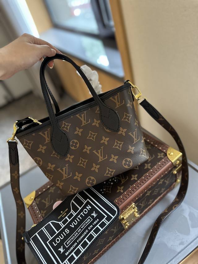 折叠礼盒包装 Lv中古托特包 送小钱包 手提单肩斜挎款 这款包真的很简单 越看越好看 容量非常感人 轻松装纳日常随身物品 这只包真的要安利大家 简直是搭配神器 折叠礼盒包装 Lv中古托特包 送小钱包 手提单肩斜挎款 这款包真的很简单 越看越好看 容量非常感人 轻松装纳日常随身物品 这只包真的要安利大家 简直是搭配神器