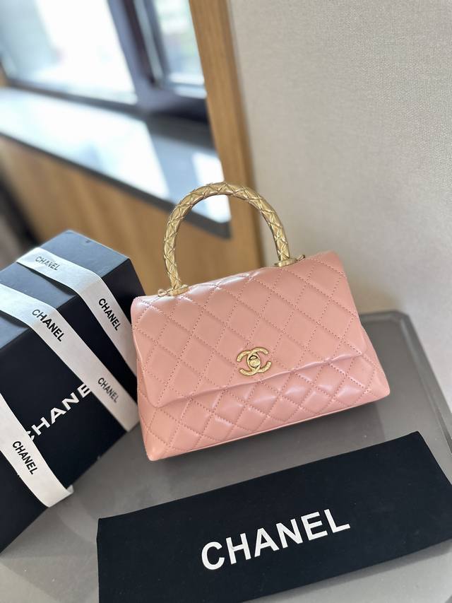 折叠礼盒包装 高版本 复刻版 Size:23*13Cm 小香家coco Handle 手提包 粒面牛皮材质 原版五金!! 折叠礼盒包装 高版本 复刻版 Size:23*13Cm 小香家coco Handle 手提包 粒面牛皮材质 原版五金!!