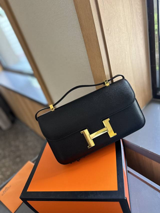 折叠礼盒包装 送丝巾 2024最新爆款hermes康康 Elan 双层轻薄 的设计但是也丝毫不影响它无敌能装 可单肩可斜挎 所有一线品牌都有的款型 上身绝美 真