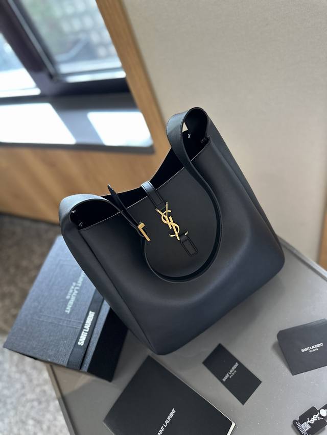 大号牛皮 礼盒包装 朴彩英同款ys1腋下包 牛皮最高版本 闭眼入 Ysl Hobo腋下 水桶 Vsl家当之无愧的入门屋典款 超级耐燥这个皮质真的是我最爱的皮质之 大号牛皮 礼盒包装 朴彩英同款ys1腋下包 牛皮最高版本 闭眼入 Ysl Hobo腋下 水桶 Vsl家当之无愧的入门屋典款 超级耐燥这个皮质真的是我最爱的皮质之