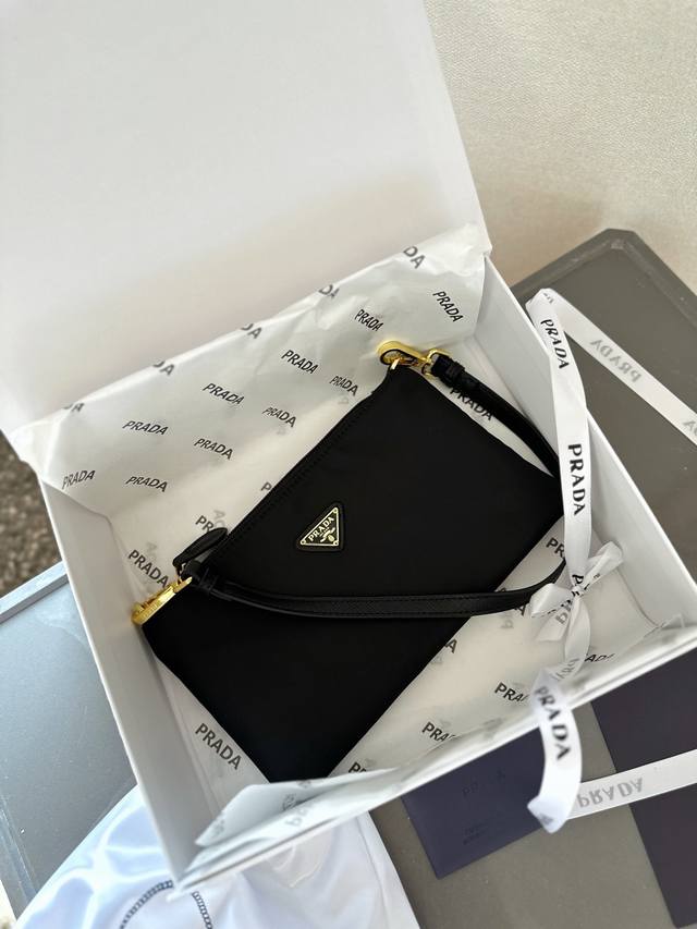 礼盒包装 Prada 火爆到一包难求的 Hobo，包身精致，尼龙布材质轻便，舒适，又很能装，出门必须品统统可以装进去，简单利落，背上它不需要凹造型，你就是一个行