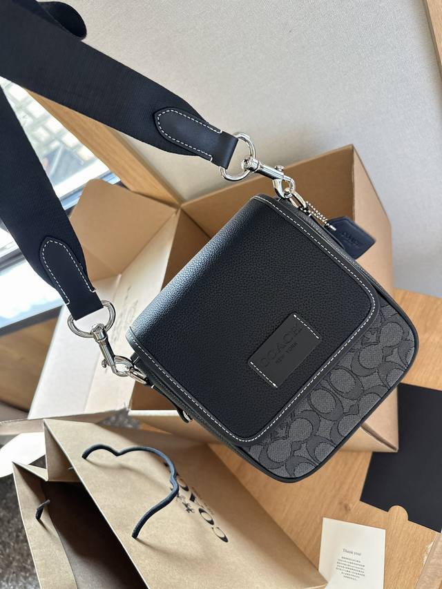 礼盒包装 蔻驰相机包 Coach Coach 爆款男包｜ 送男友必备闭着眼睛买都不会错大小刚好 颜值超级在线爆款斜跨包 酷时尚百搭 也很实用 尺寸19Cm