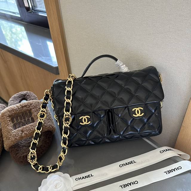 折叠礼盒包装 Chanel24A高级手工坊之邮差包 24A高级手工坊之邮差包 做旧金属 Vintage学院风 超级百搭！！！而且特别能装尺寸：25Cm