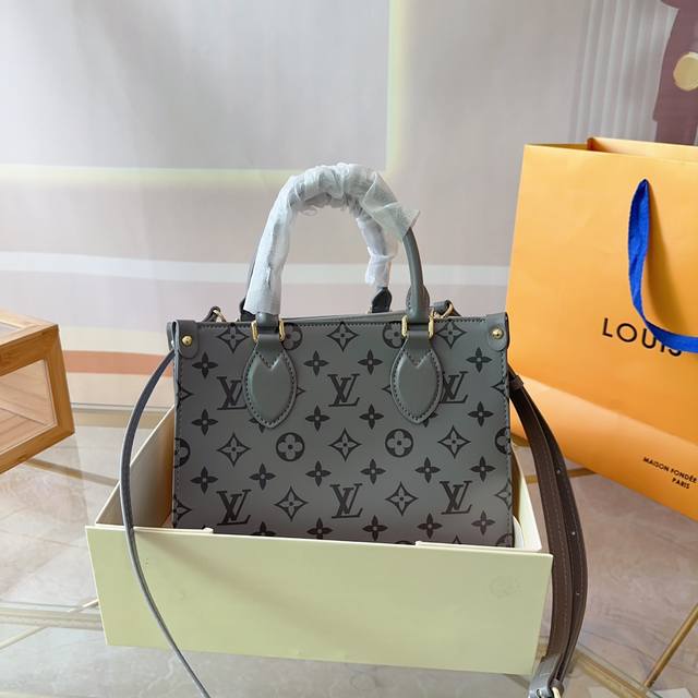 配折叠礼盒 尺寸:25*19 Lv 路易威登 Onthego系列 托特包 新配色丛林包 哇咔咔太喜欢了 真是惊艳到我了、包包挺括 很能装 整体而言 非常实用 又 配折叠礼盒 尺寸:25*19 Lv 路易威登 Onthego系列 托特包 新配色丛林包 哇咔咔太喜欢了 真是惊艳到我了、包包挺括 很能装 整体而言 非常实用 又