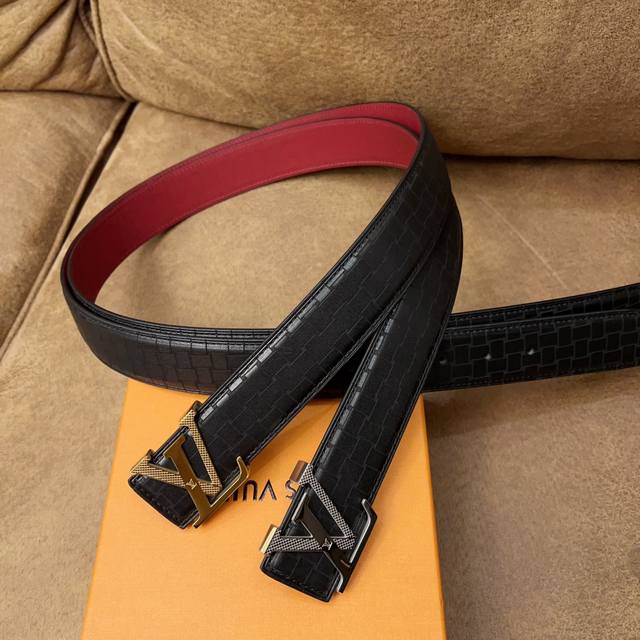 Lv3.8Cm 双面原版皮,鹿皮纹配手纹lv专用钢扣,带身采用lv专柜最新元素、双色原版款式,大气有光泽度,100%进口牛皮,扣头采用纯钢材质结构,持久耐用,永 Lv3.8Cm 双面原版皮,鹿皮纹配手纹lv专用钢扣,带身采用lv专柜最新元素、双色原版款式,大气有光泽度,100%进口牛皮,扣头采用纯钢材质结构,持久耐用,永