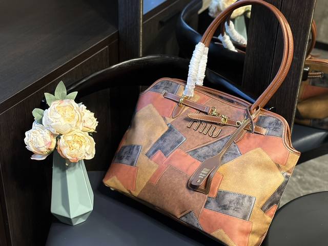 Miumiu Aventure 公文包 酷酷的慵懒感洋气且时髦，还有一丢vintage感，超有调 上班通勤，日常出街都超出片，很有年轻人的活力，越用越喜欢q 尺