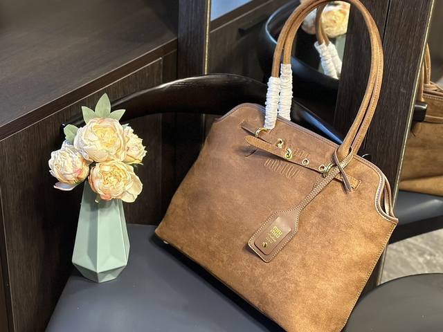 Miumiu Aventure 公文包 酷酷的慵懒感洋气且时髦，还有一丢vintage感，超有调 上班通勤，日常出街都超出片，很有年轻人的活力，越用越喜欢q 尺