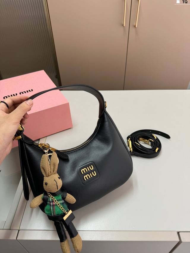 缪缪miumiu Hobo腋下包 简直就是第一眼富家千金大小姐！！！ 这谁拒绝的了，简直不要太美！ Tq尺寸21.7.14折叠盒