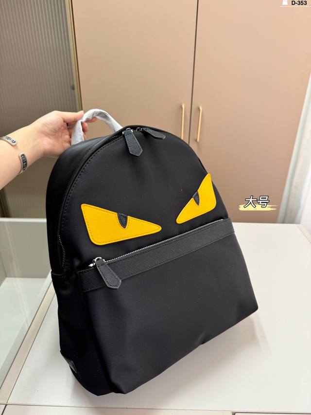 大 芬迪fendi小怪兽双肩包 有着立体挺括的包型，外形新潮惹眼 如果你是双肩包爱好者这款不可以错过的 D-353尺寸33×37 24×28